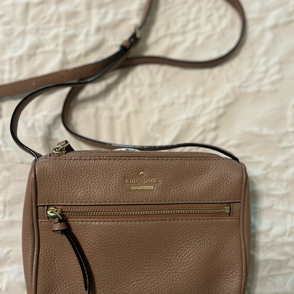 Kate Spade Crossbody Bag with Adjustable Straps and Minimalist Design